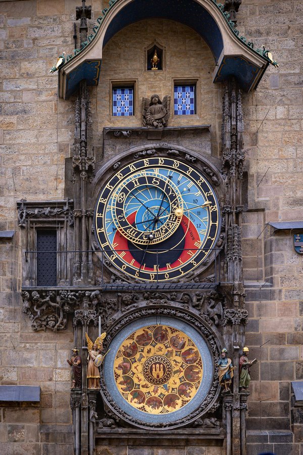 Y a-t-il un moyen rapide de trouver les horaires des pharmacies de garde de ma ville ?